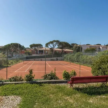 à Piscine Et Tennis