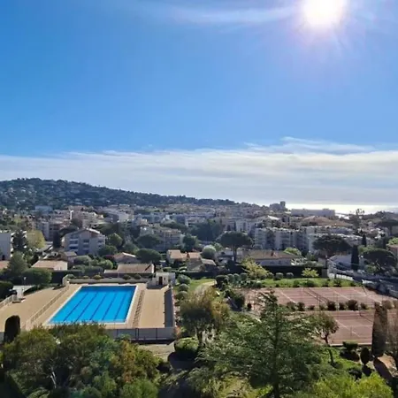 Chalet à Piscine Et Tennis